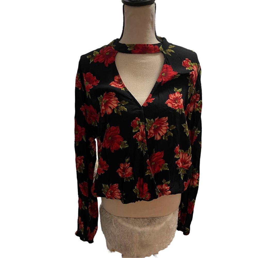 Forever 21 floral crop top with long sleeves deep V neck and fun top detail good